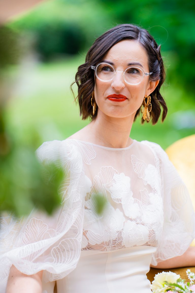 Portrait photo d'une mariée en robe Maison Jasmée attentive à la cérémonie.