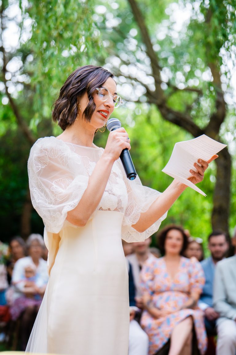 Mariée faisant un discours lors de sa cérémonie de mariage laïque.