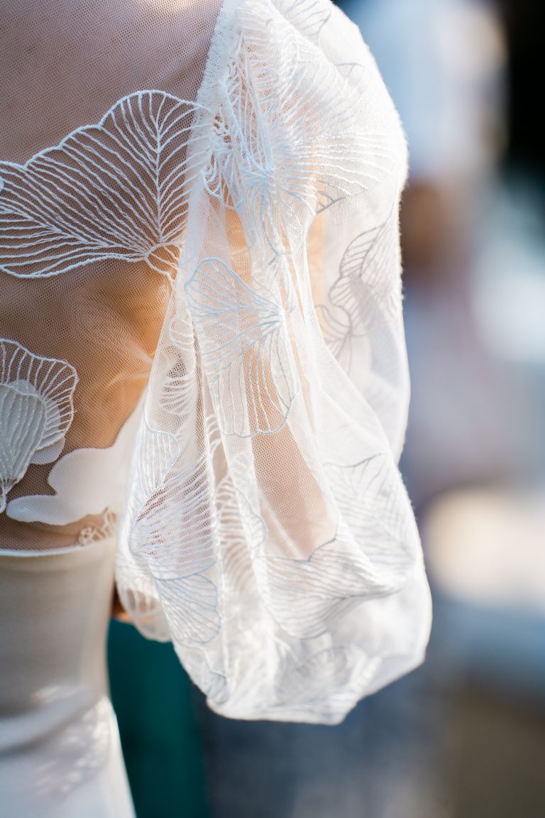 Détail de manche bouffante en dentelle d'une robe Maison Jasmée.