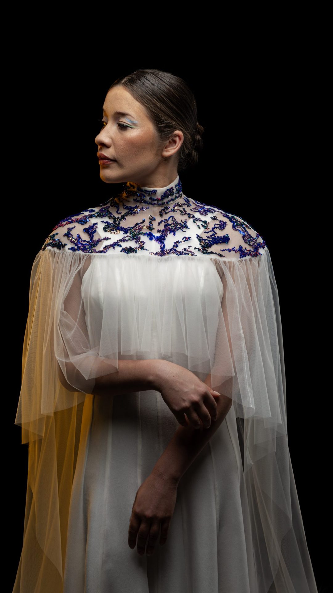 Femme en robe de mariée sur mesure Maison Jasmée avec une cape