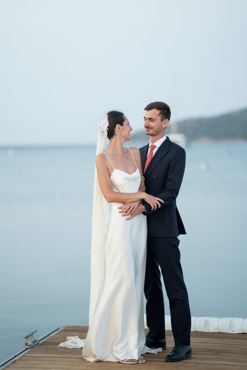 Couple de mariés, au bord de mer.