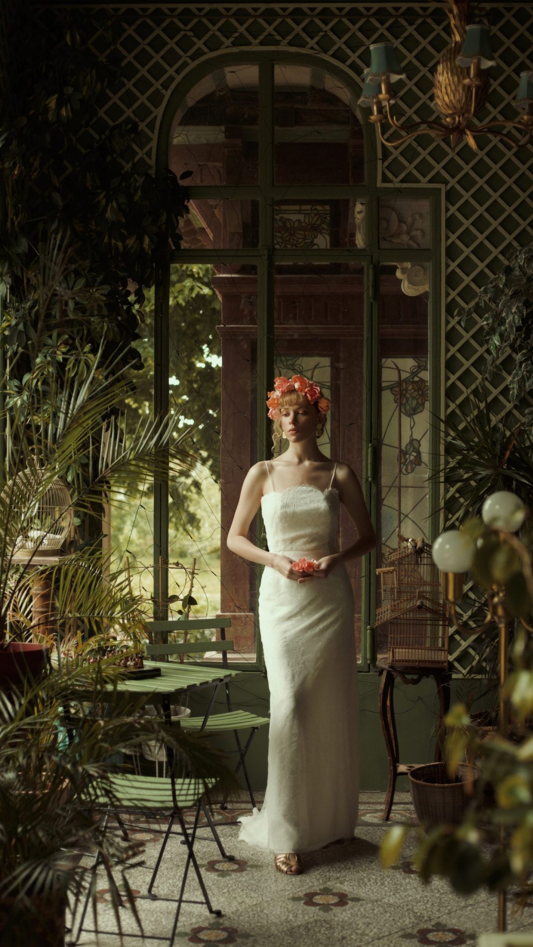 Femme debout de face portant une robe de mariée sur mesure Maison Jasmée entièrement en dentelle de Calais.